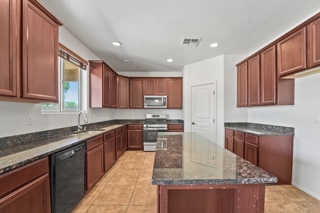 Building Photo - Live Large in Maricopa – Over 3,900 Sq Ft ...