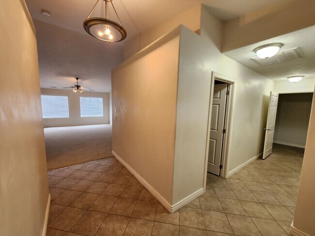 Building Photo - The Seasons @ Mesa Hills 3 bed/2 bath