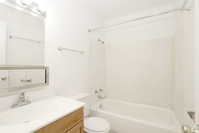 Building Photo - 908 N Broadway Ave