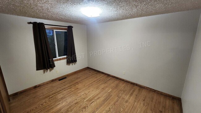 Building Photo - 3 bd 2ba Ranch Style Home with Fenced Yard, W/D in Unit, Fireplaces & 2 Car Garage!