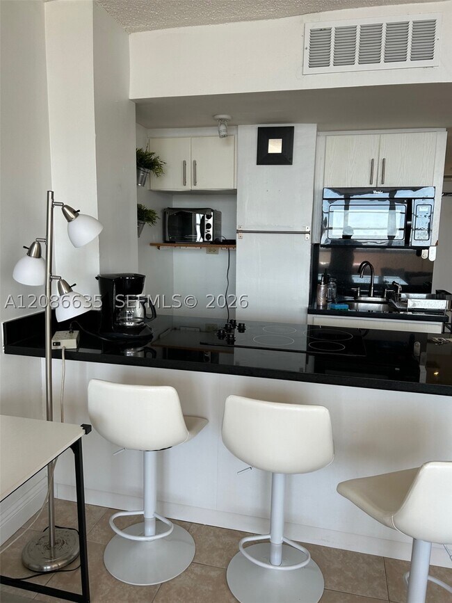 Building Photo - 905 Brickell Bay Dr