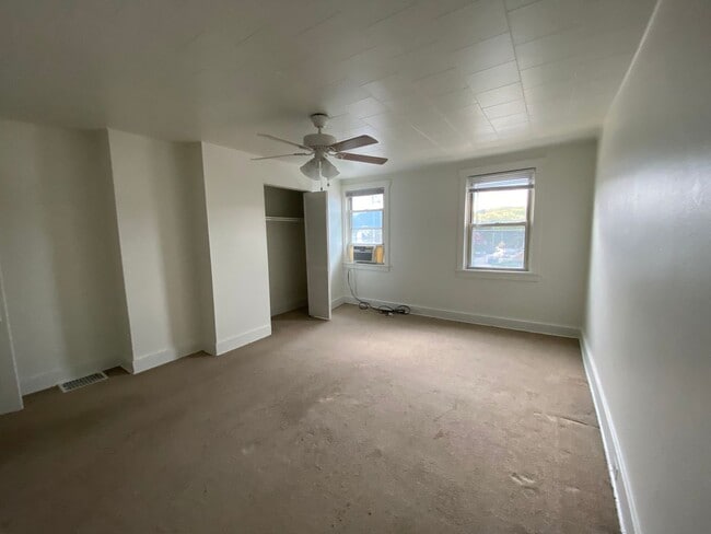 Building Photo - Available October 22, 2025, Lease will end...