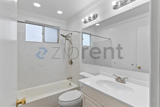 Building Photo - Unit A