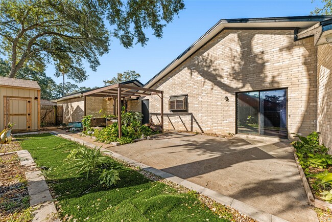 Building Photo - 303 Narcissus St