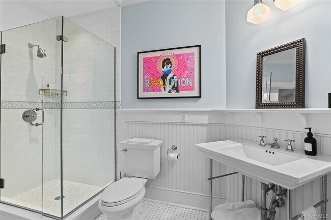 Building Photo - 10 Upland Rd N