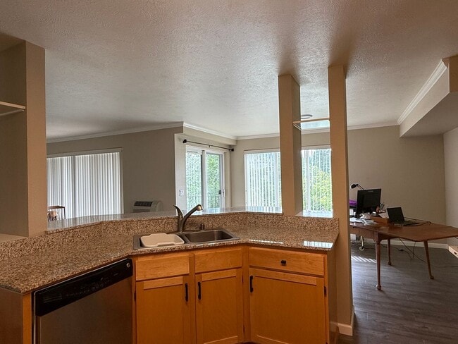 Building Photo - Beautiful 2 Bed 2 Bath Condo Near Sacred H...