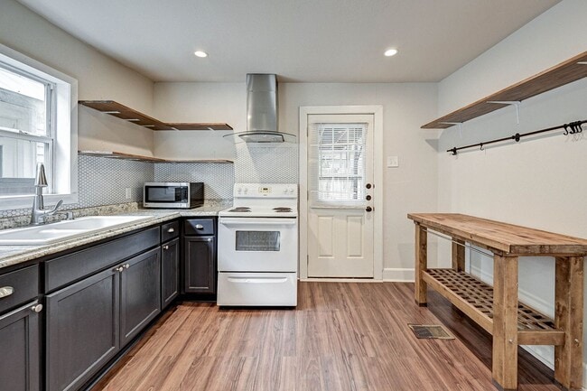 Building Photo - Stunning 1920´s Duplex located in the Hear...