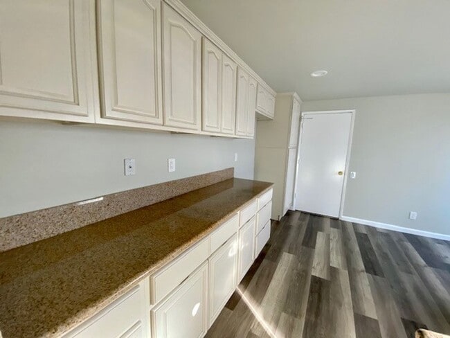Building Photo - 3 Bed 2 Bath in Gated Beach Community-A must see Home