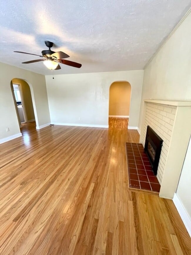 Building Photo - Wonderful Single Level Updated home with A/C!