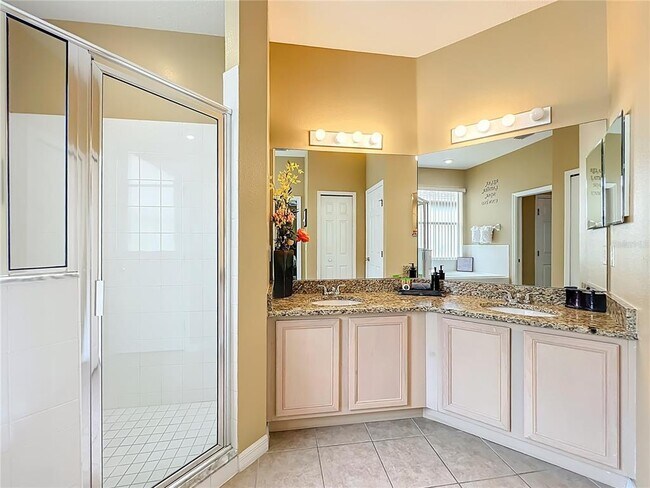 Building Photo - 520 Orista Dr