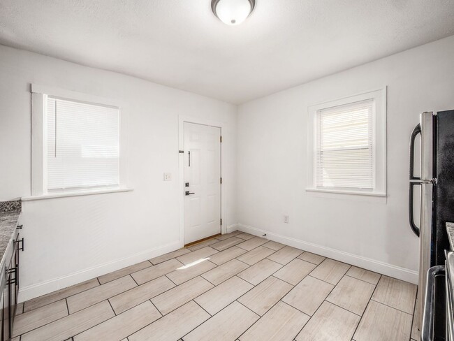 Building Photo - 1359 N 6th St