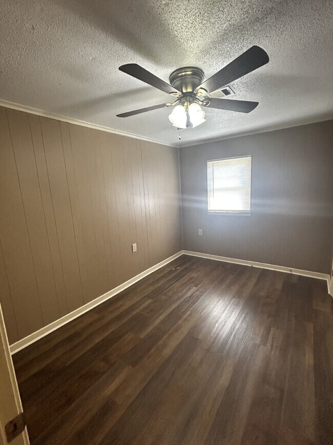 Building Photo - 451 Mill St