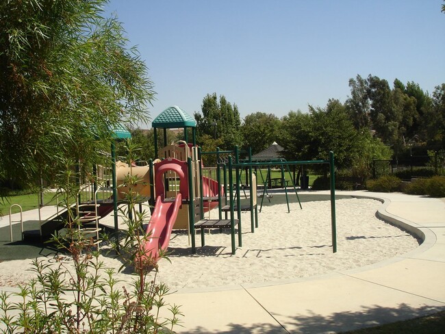 Building Photo - 3 Bedroom Home for Rent in Santa Clarita!