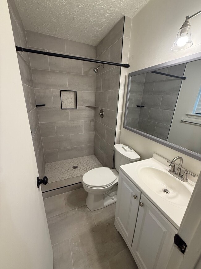 Building Photo - 619 Lakeridge Dr SE
