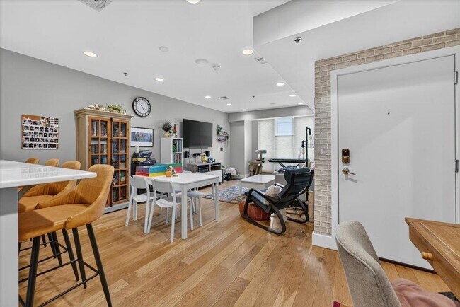 Building Photo - 626 Grand St