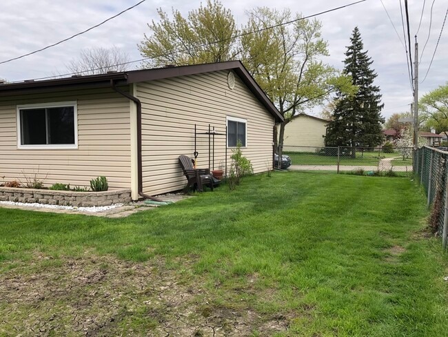 Building Photo - 1126 Parkview Dr