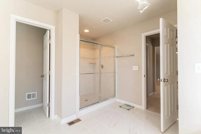 Building Photo - 17905 Woods View Dr
