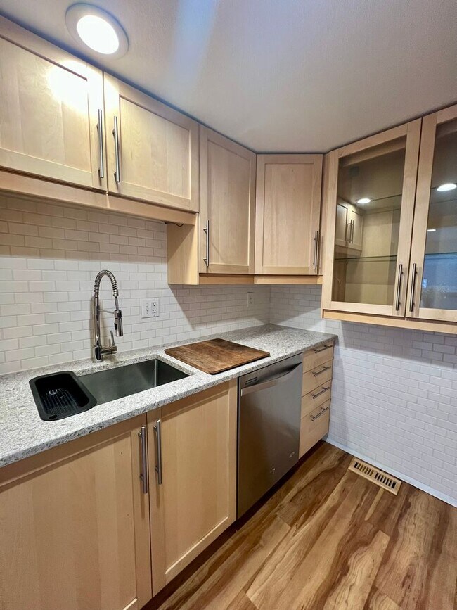 Building Photo - Westside Condo w/ Pool & Garage (Water Included)