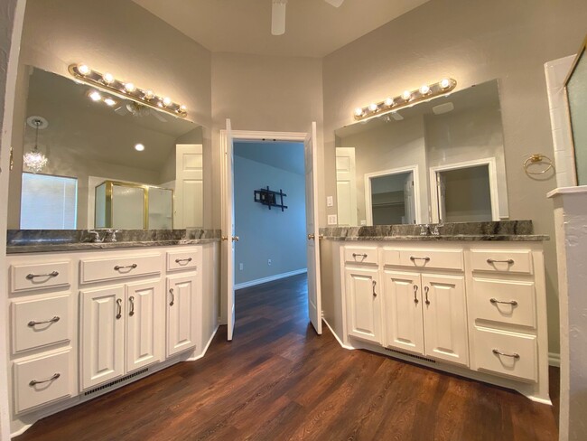 Building Photo - Absolute Dream in NW OKC!!