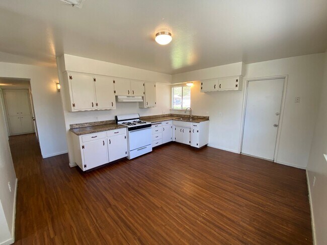 Building Photo - Tulare Home for Rent coming soon!