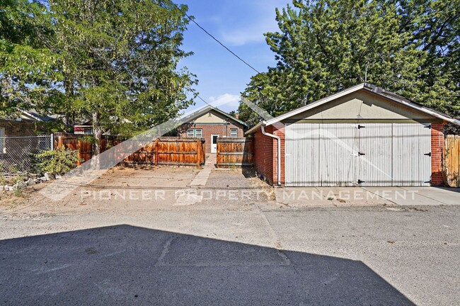Building Photo - Spacious Home with Central AC and Washer/Dryer
