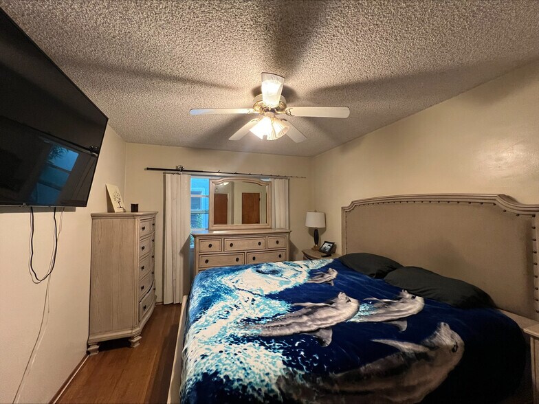 Building Photo - 1334 E 1st St