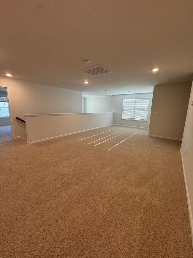 Building Photo - Beautiful Four Bedroom Townhouse in Sherri...