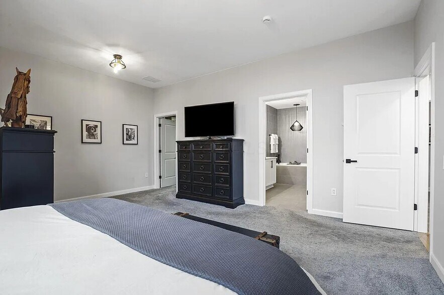 Primary Bedroom - 300 W Spring St