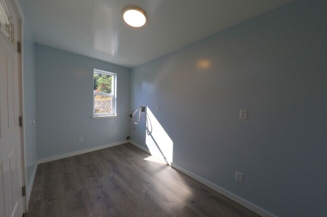 Building Photo - 287/289