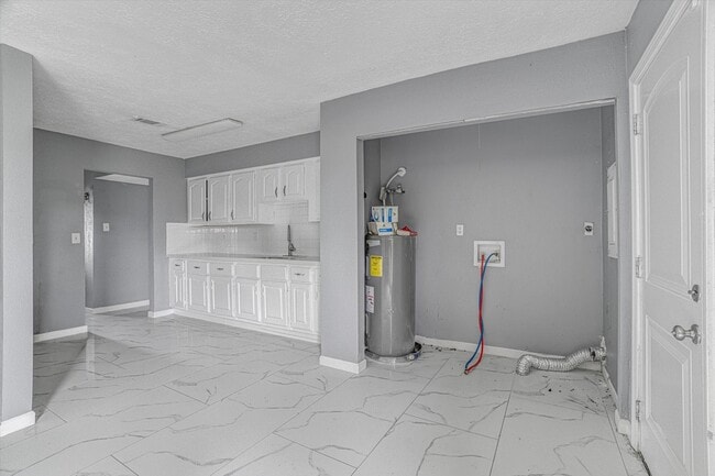 Building Photo - 14618 Flair Dr