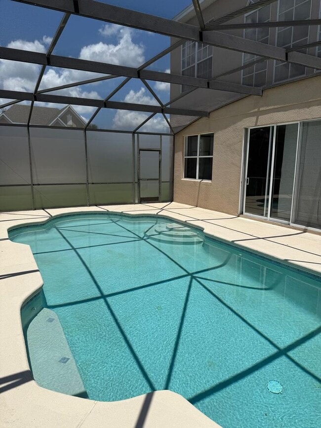 Building Photo - 5 bedroom, 3.5 bath Pool Home