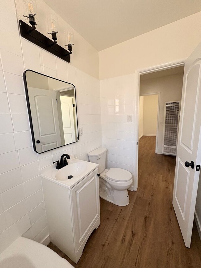 Building Photo - Gorgeous Remodeled 4 bedrooms 2 Bathroom.