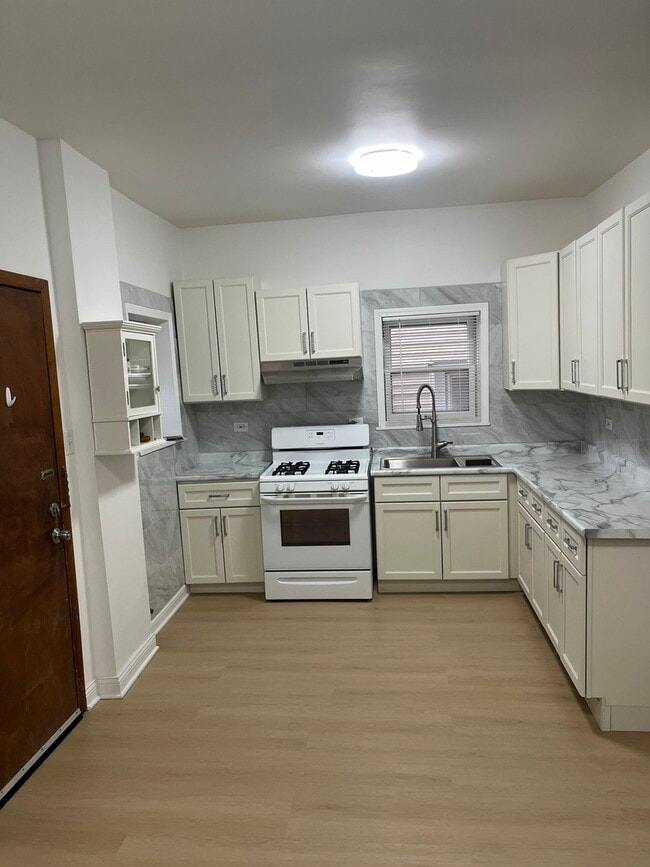 Building Photo - 2851 S Emerald Ave