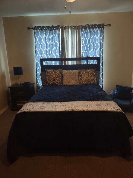 Building Photo - 131 E 5th St