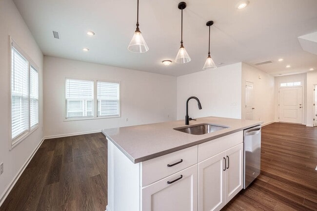 Building Photo - 838 Oak Center Dr