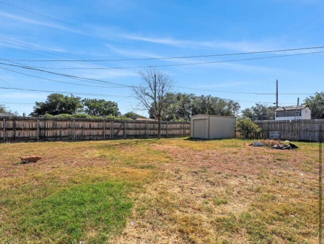 Building Photo - Great rental now available near west loop 289