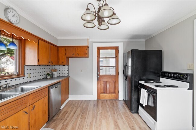 Building Photo - 132 31st St SW