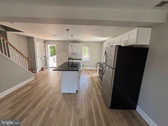 Building Photo - 5543 Ridge Ave