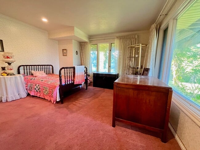 Building Photo - Beautiful home with amazing views and larg...