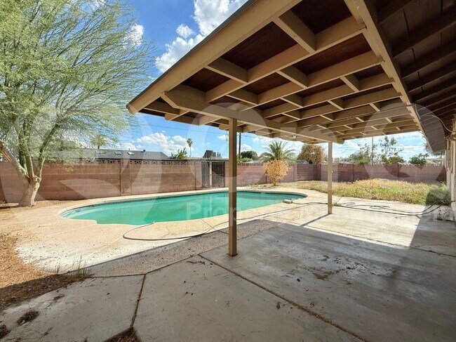 Building Photo - 537 E Laguna Dr