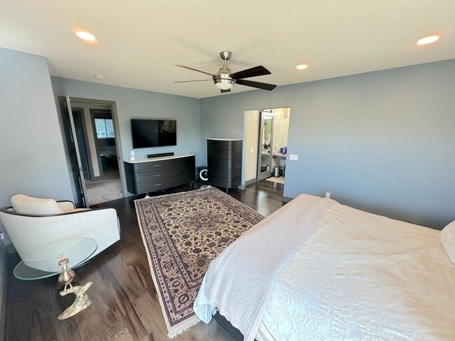 Building Photo - Stunning Hillside Home with Expansive View...