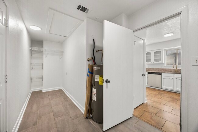 Building Photo - 6522 Brookgate Dr