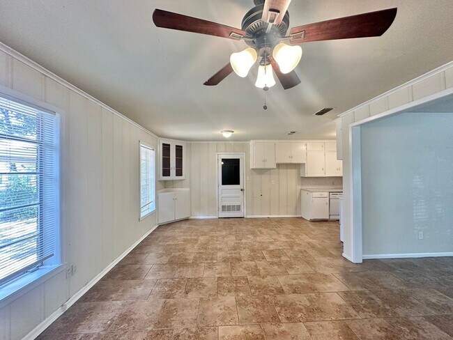 Building Photo - Spacious 3 bedroom 2 bathroom home in Tyler!