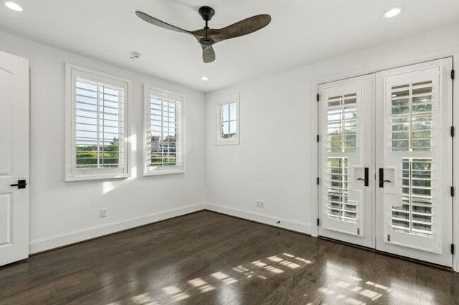 Building Photo - 28 Comillas Dr