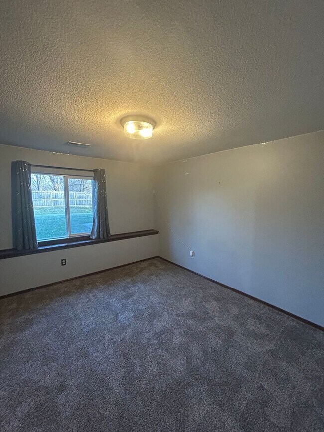 Building Photo - Updated 5 Bedroom , 3 Bath House in Derby Large back Yard