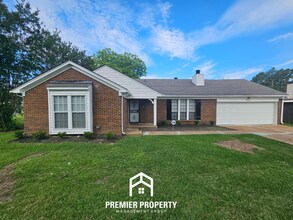 Building Photo - NEWLY RENOVATED 3BR/2BA Hickory Hill Home | 1,626 Sq Ft, Built-Ins, Fireplace & Garage
