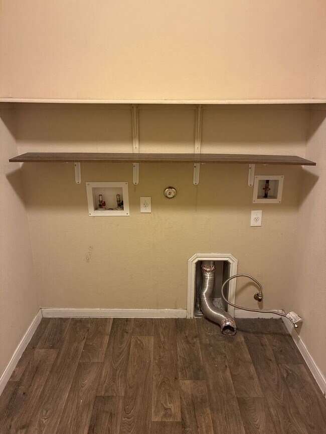 Building Photo - **Move-In Bonus! $500 Amazon Gift Card with 12-Month Lease at Current Rent**