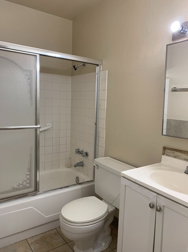 Building Photo - ONLY $1,500 PER MONTH FOR THIS SUPER CUTE , SPACIOUS 2 BEDROOM / 1 BATHROOM CONDO CENTRALLY LOCAT...