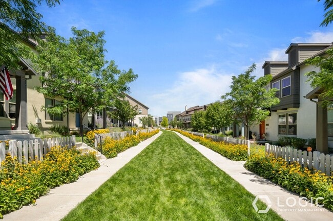Building Photo - Beautiful Townhome in Amazing Location.