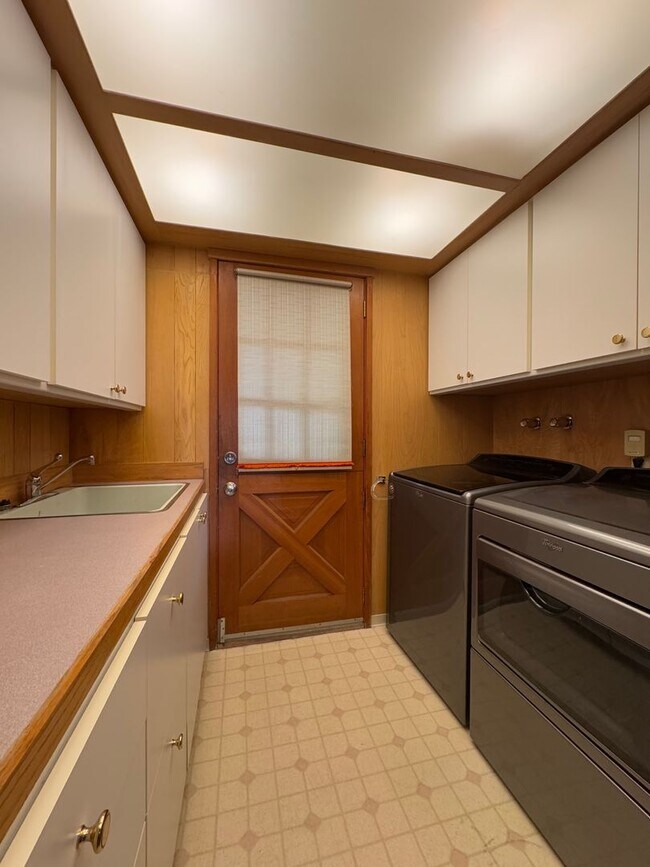 Building Photo - Spacious 6 Bedroom, 3 Bathroom Home Near CWU